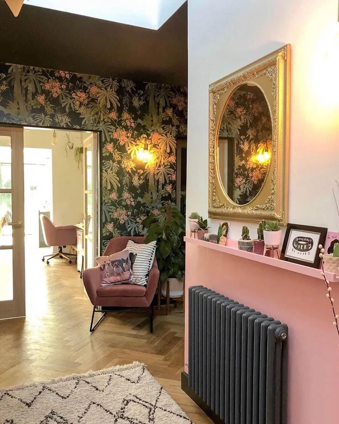 Черный радиатор Zehnder Charleston на фоне розовой стены
